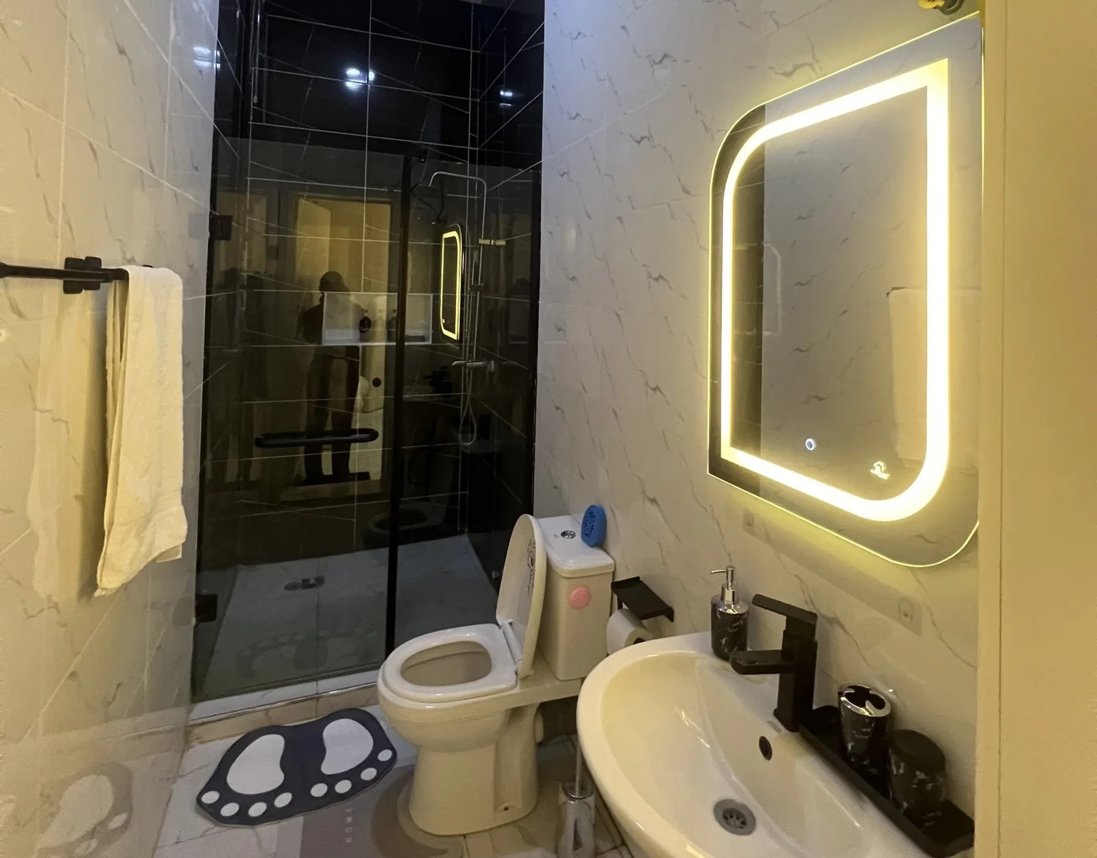 Alaska — bathroom details, view 9