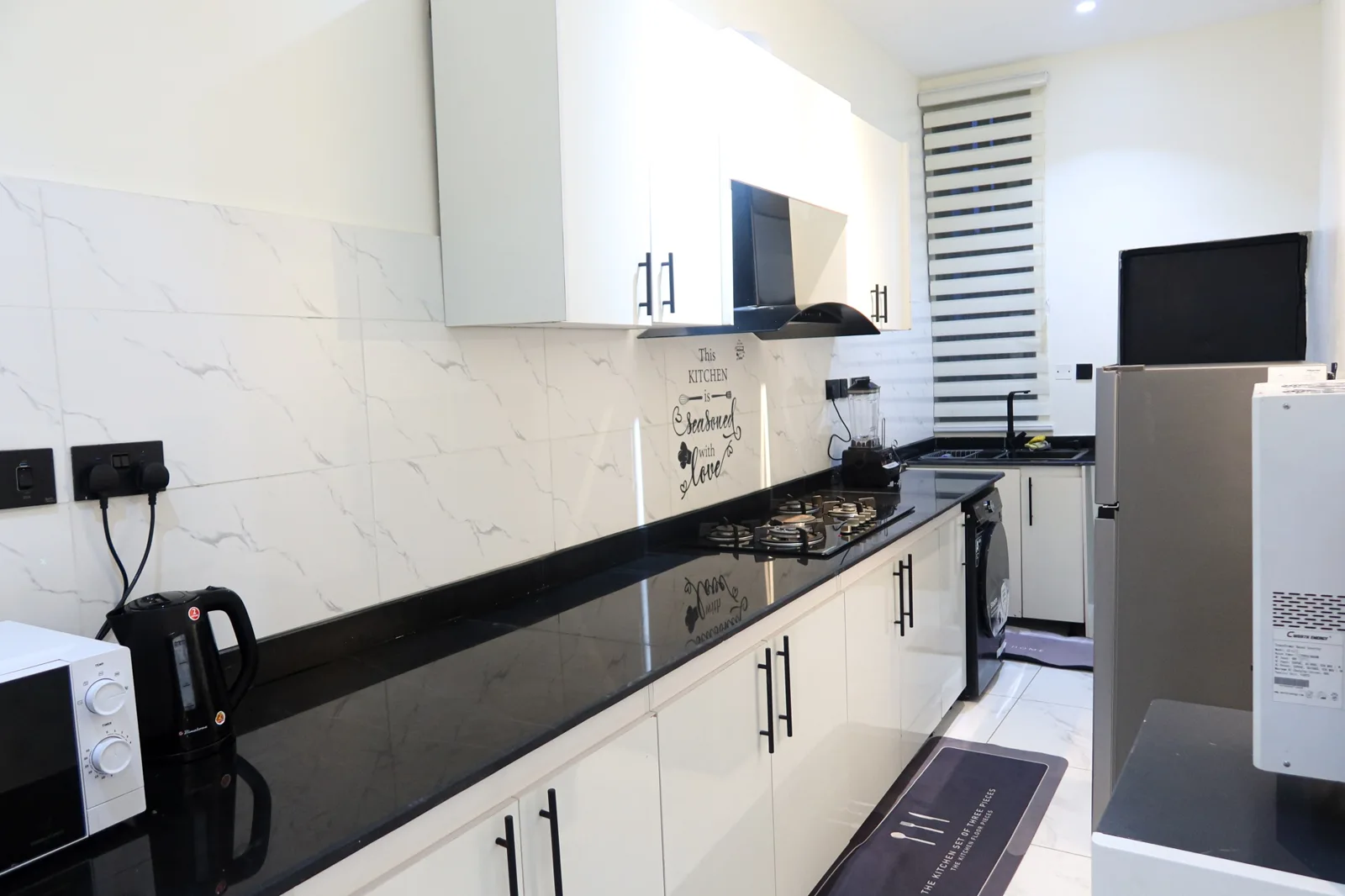 Alaska — kitchen and dining details, view 18