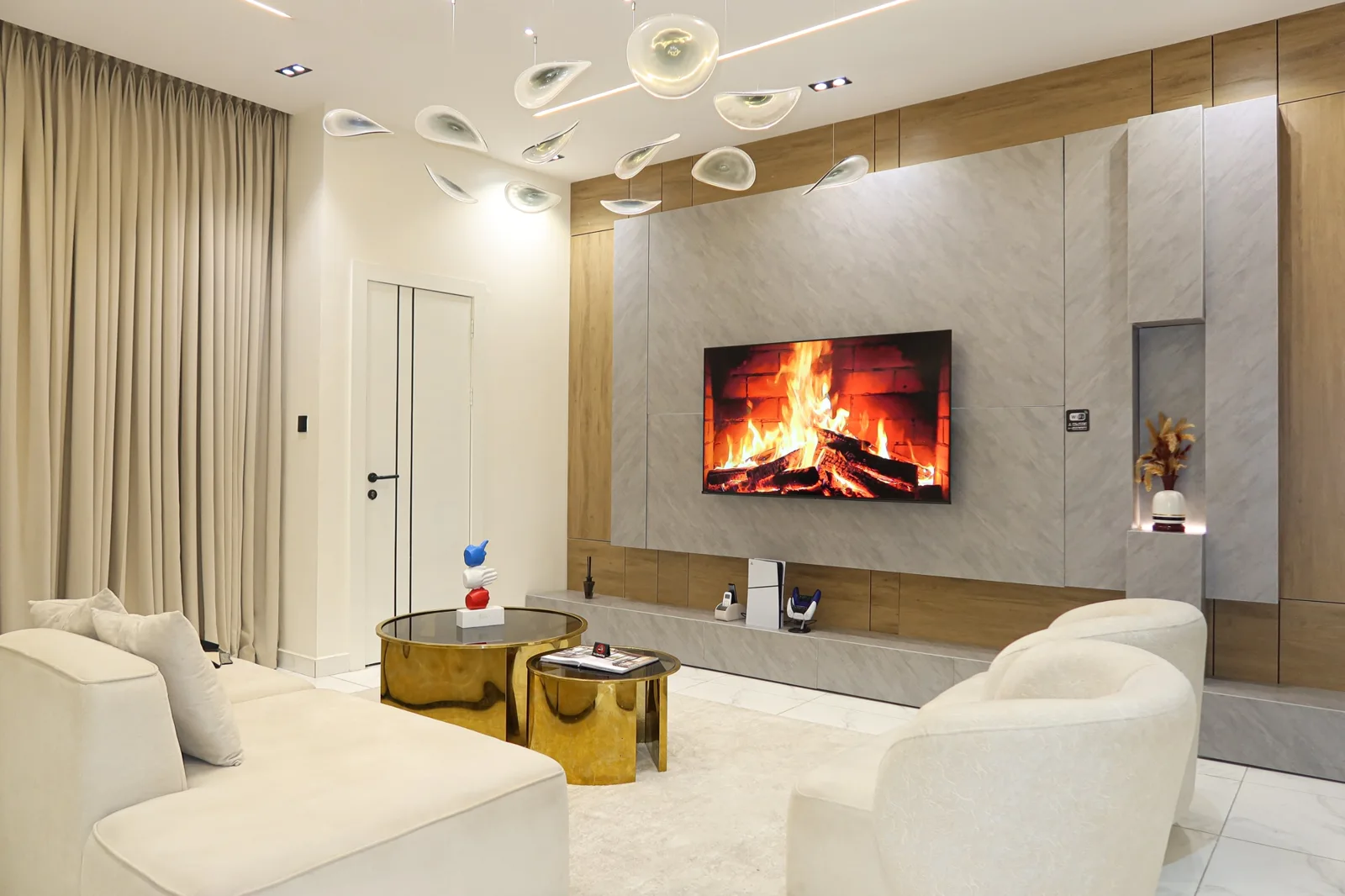Alaska — living room, view 26