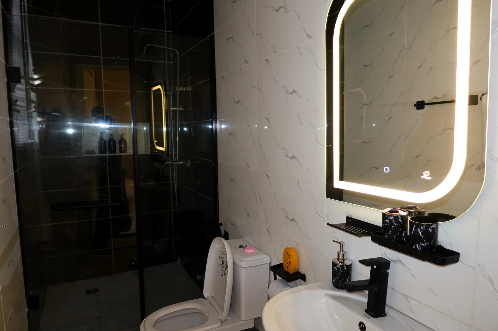 Alaska — bathroom details, view 33