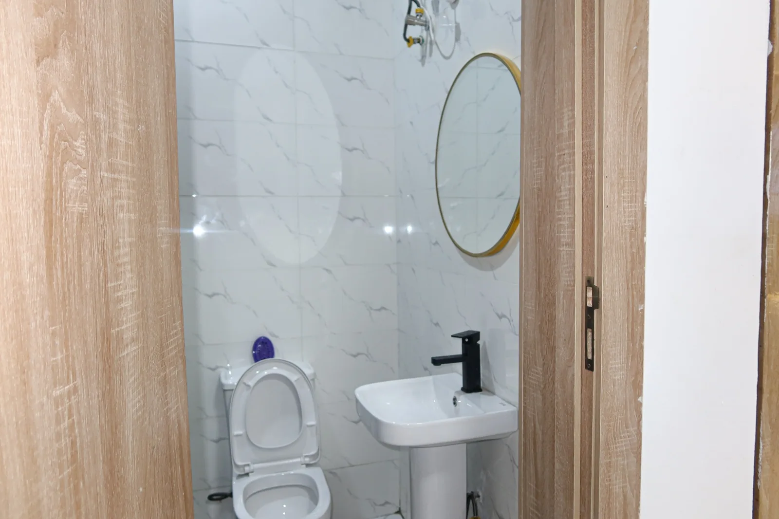 Ebony — bathroom details, view 80