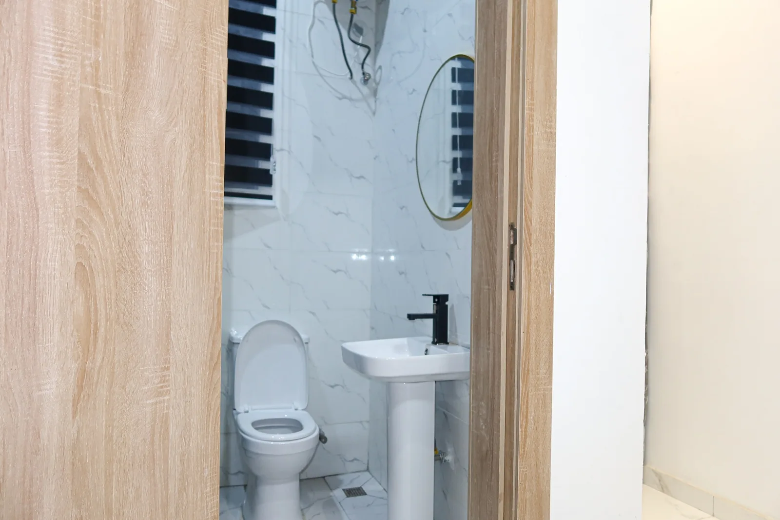 Ebony — bathroom details, view 84