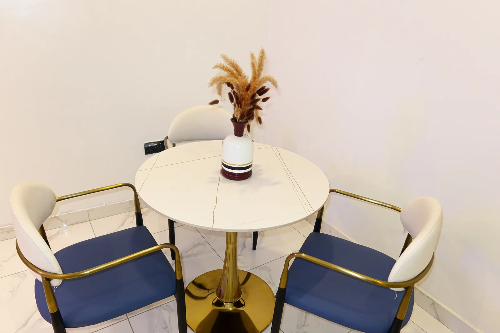 Ebony — kitchen and dining details, view 92